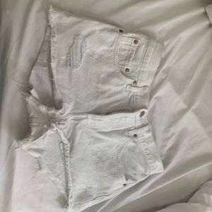 White Levi’s 501 cut off jean shorts!!